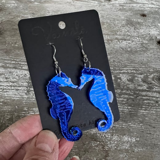 Korvakoru, merihevonen, peiliakryyli v&auml;rit: hopea, kulta, sin